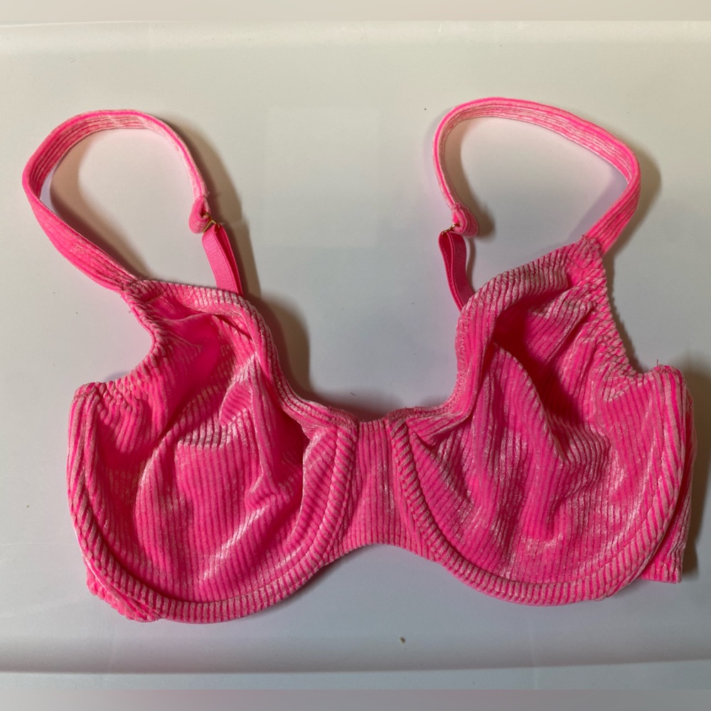 Vintage Warner’s Body Beware Shimmery Hot Pink Stretch Velvet Underwire Bra 34C
